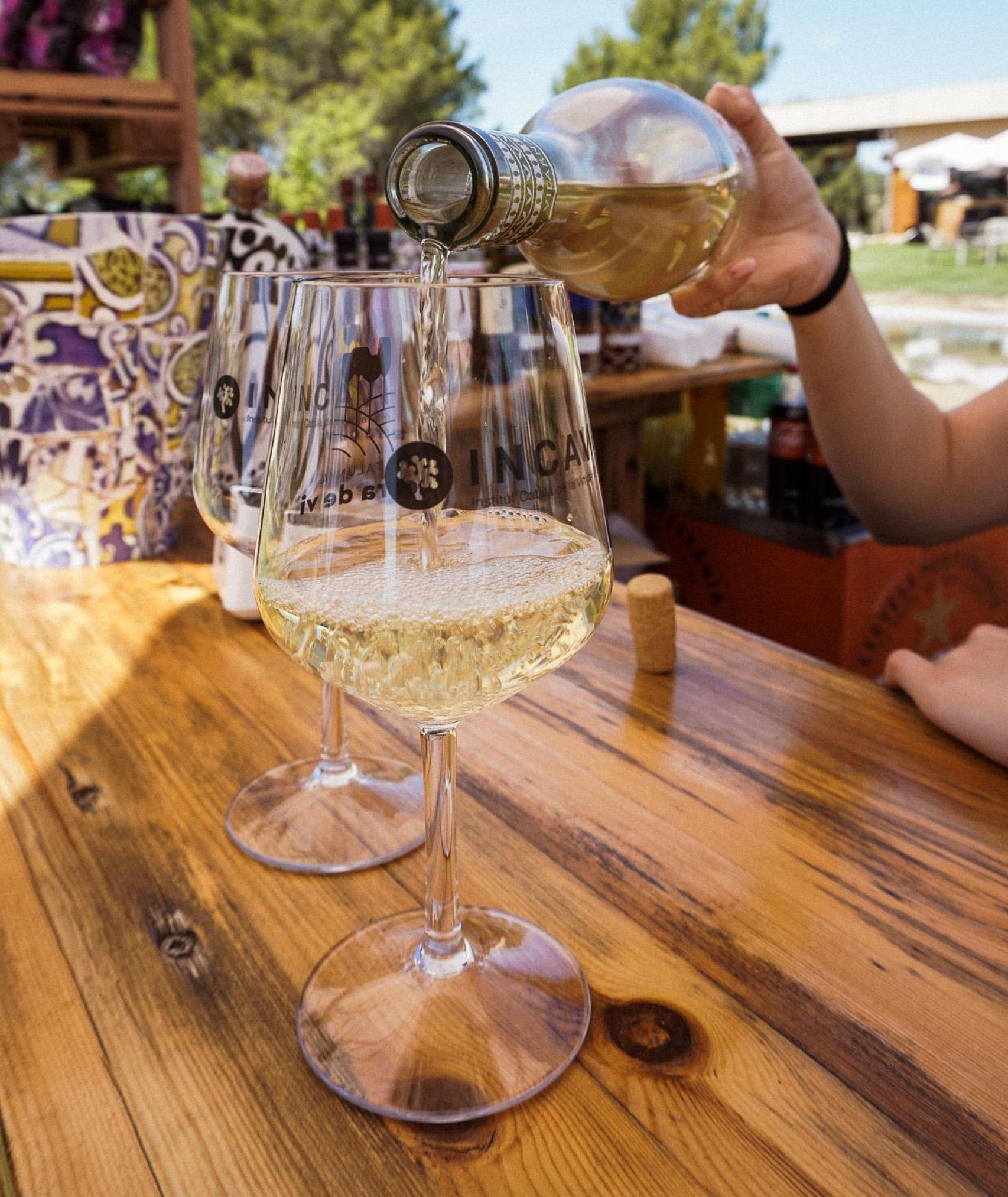 Copa de vino del festival Día de Cavas en Cavas Vilarnau, en Sant Sadurní d'Anoia