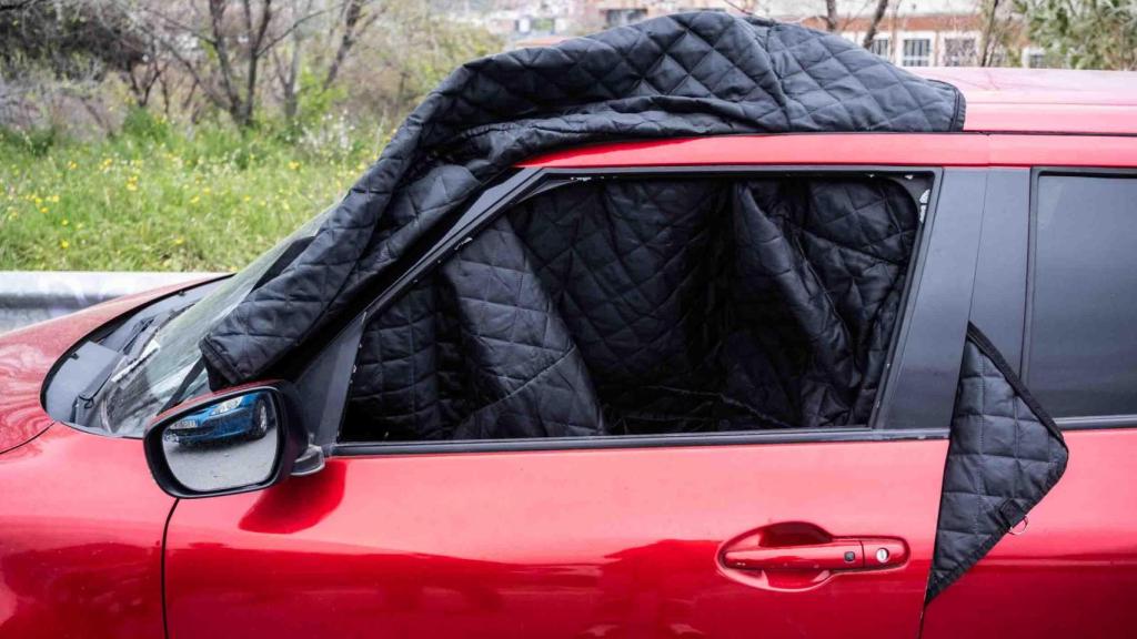 Coche reventado en el aparcamiento provisional