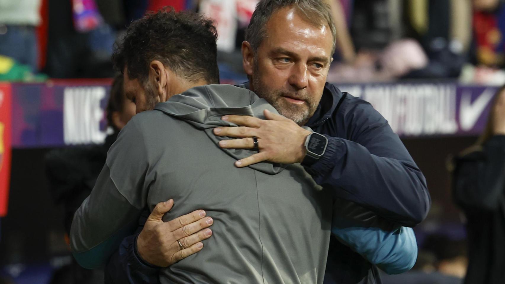 Hansi Flick abraza a Simeone