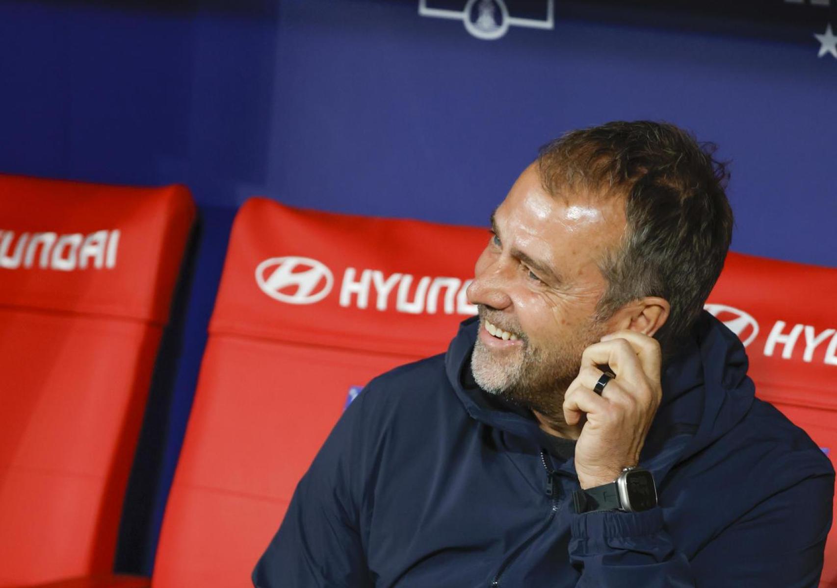 Hansi Flick, sonriente en el banquillo del Metropolitano