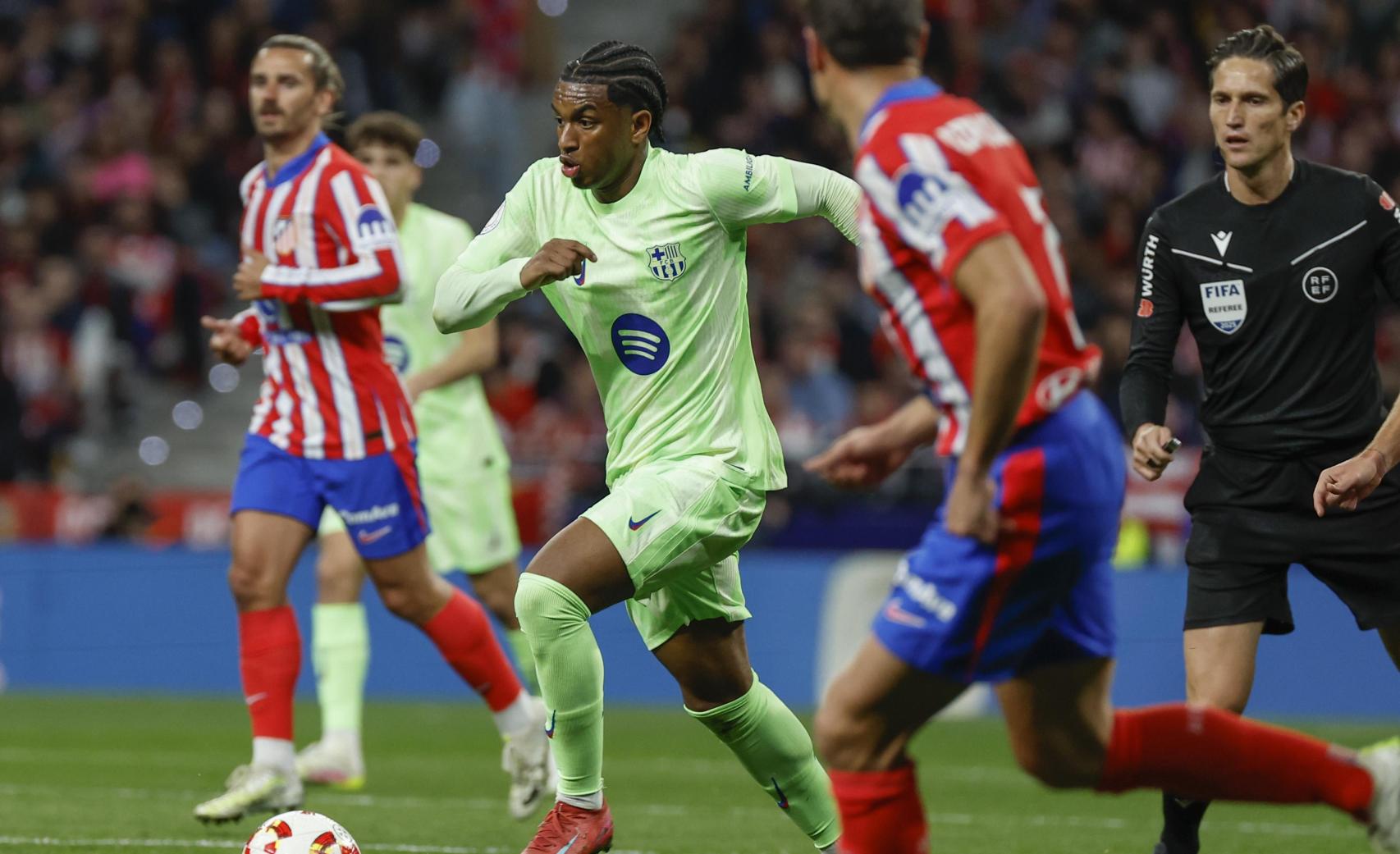 Alejandro Balde conduce el balón durante el partido de Copa del Rey Atlético de Madrid-Barça