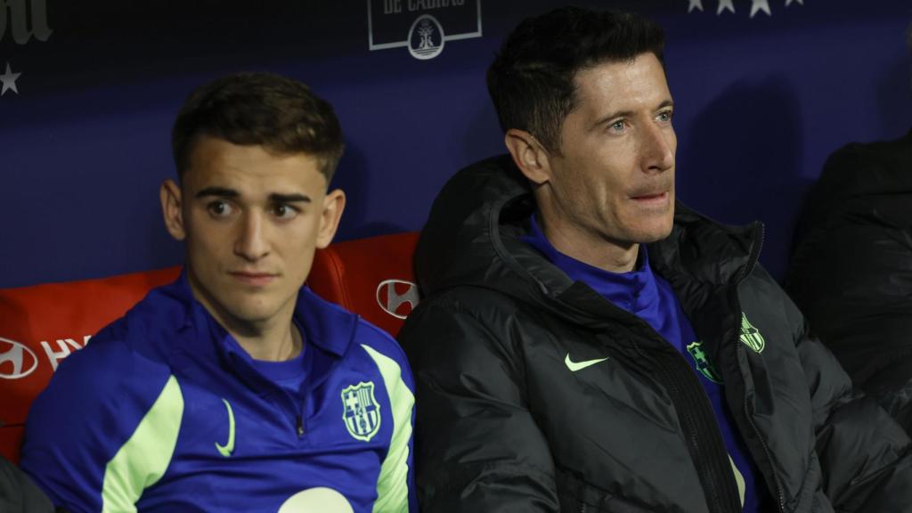 Gavi, en el banquillo del Wanda Metropolitano junto a Robert Lewandowski