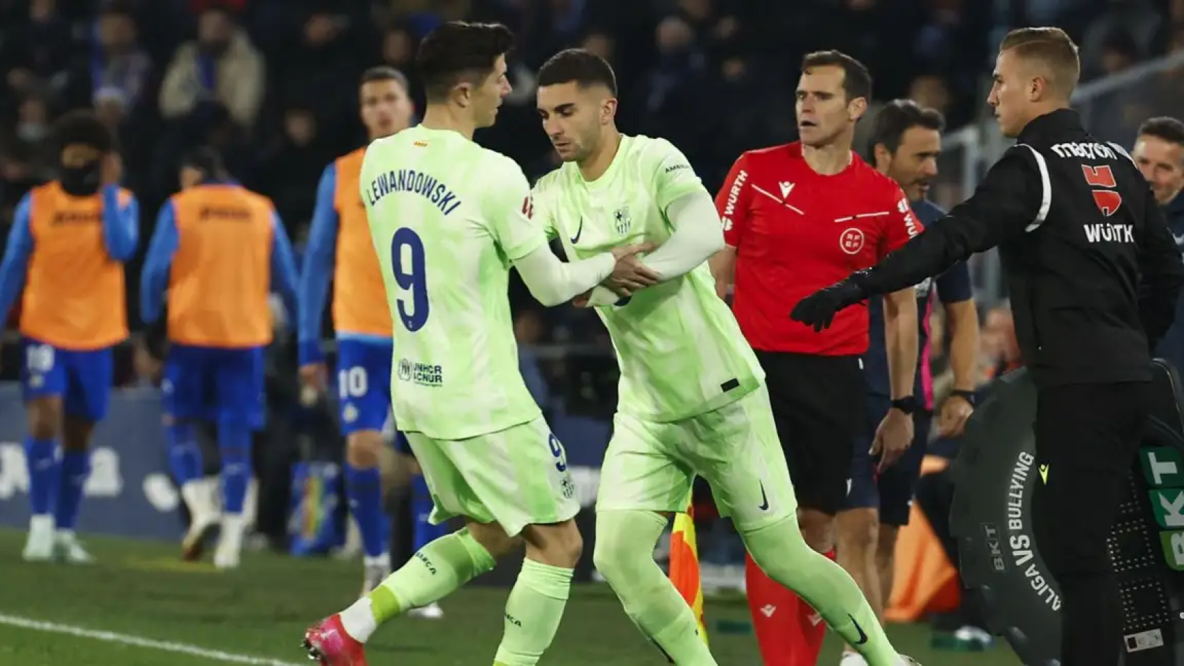 Ferran Torres sustituye a Robert Lewandowski en un partido del Barça