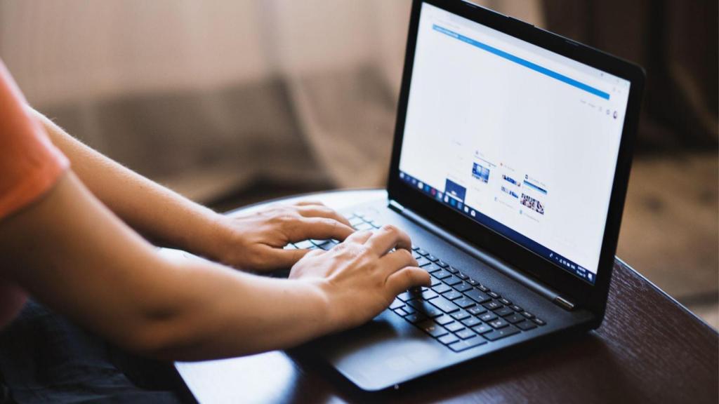 Imagen de archivo de una persona usando un ordenador