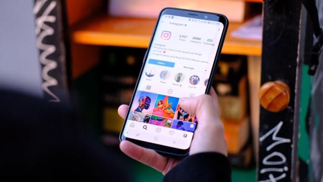Imagen de archivo de una persona usando la red social Instagram