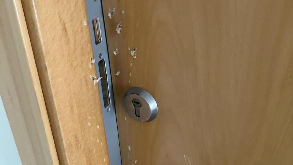 Porta destrossada per la inquiokupa a una de les veïnes de la finca