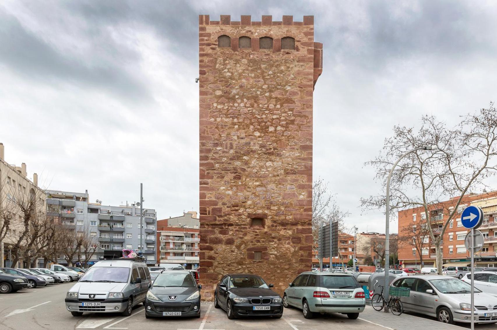 Aparcamiento público en el entorno de la Torre Gabriel Folcher de Castelldefels