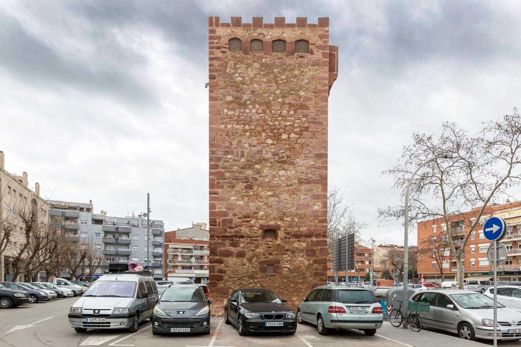 Aparcament públic a l'entorn de la Torre Gabriel Folcher de Castelldefels