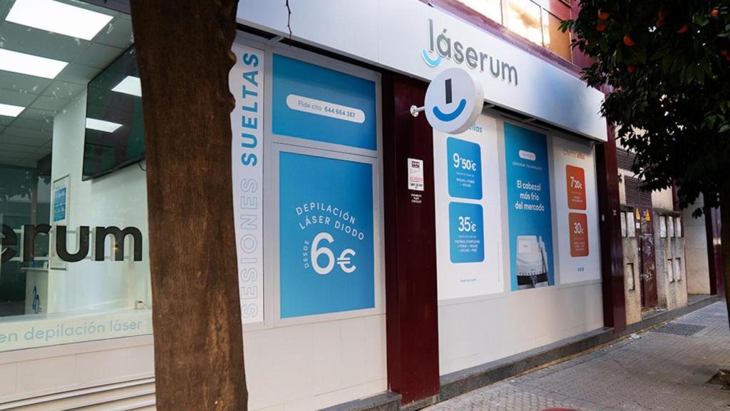 Fachada de un centro Láserum