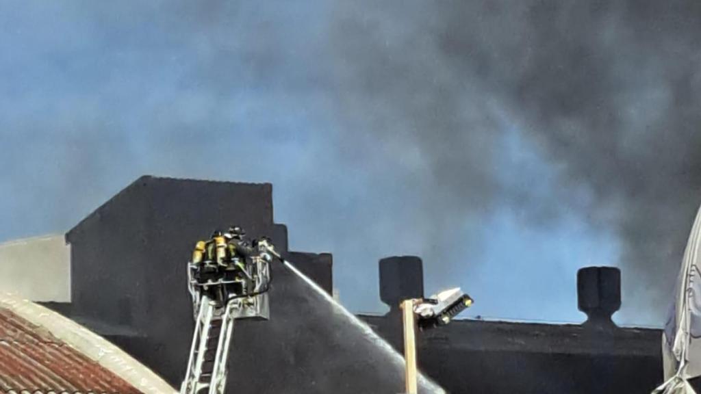 Bombers treballen en una empresa de cosmètics del Bon Pastor