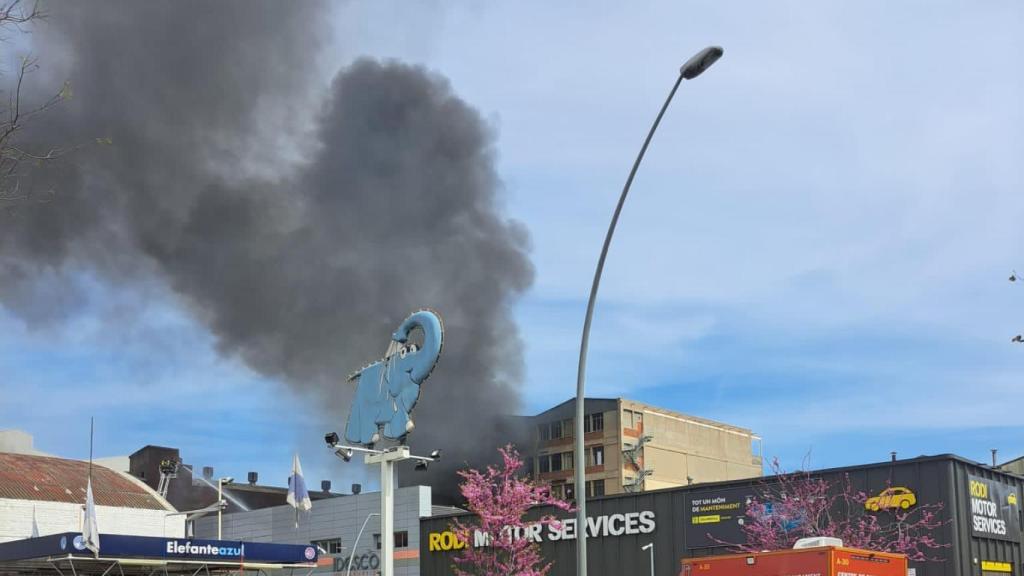 Columna de humo en el Bon Pastor por el incendio en una nave de cosméticos