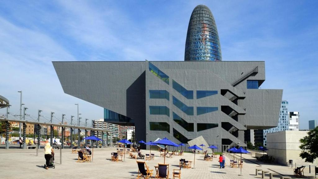Exterior del 'Disseny Hub Barcelona-DHub' con la Torre de Glorias detrás