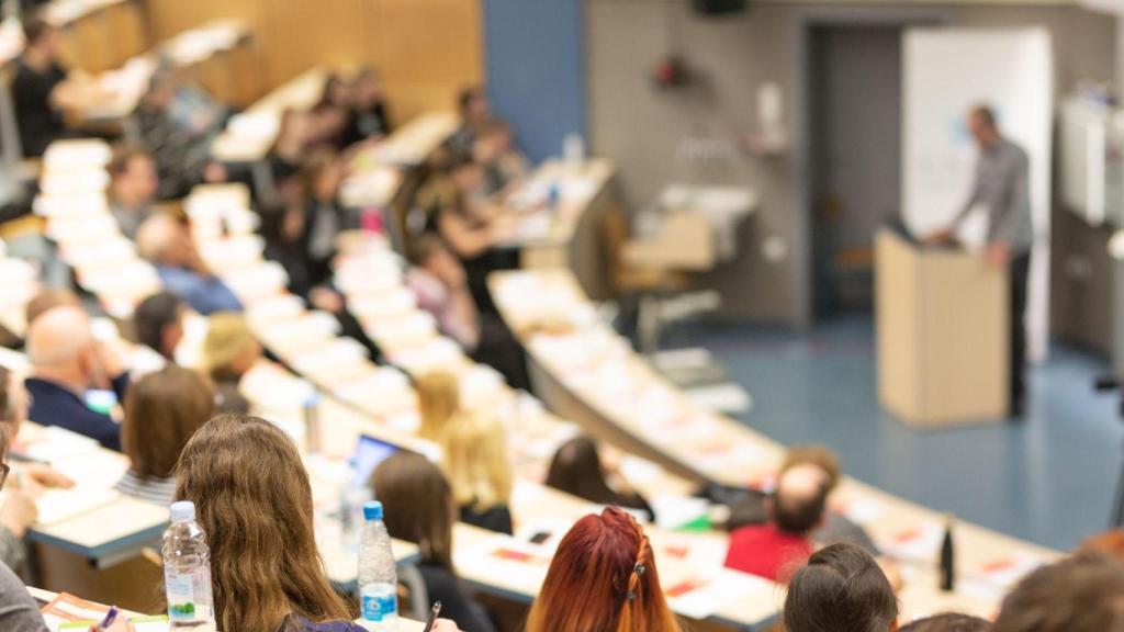 Persones que es presenten a examinar-se en un aula en imatge d'arxiu