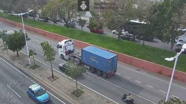 Retenciones en la Ronda Litoral de Barcelona: un camión averiado deja colas kilométricas