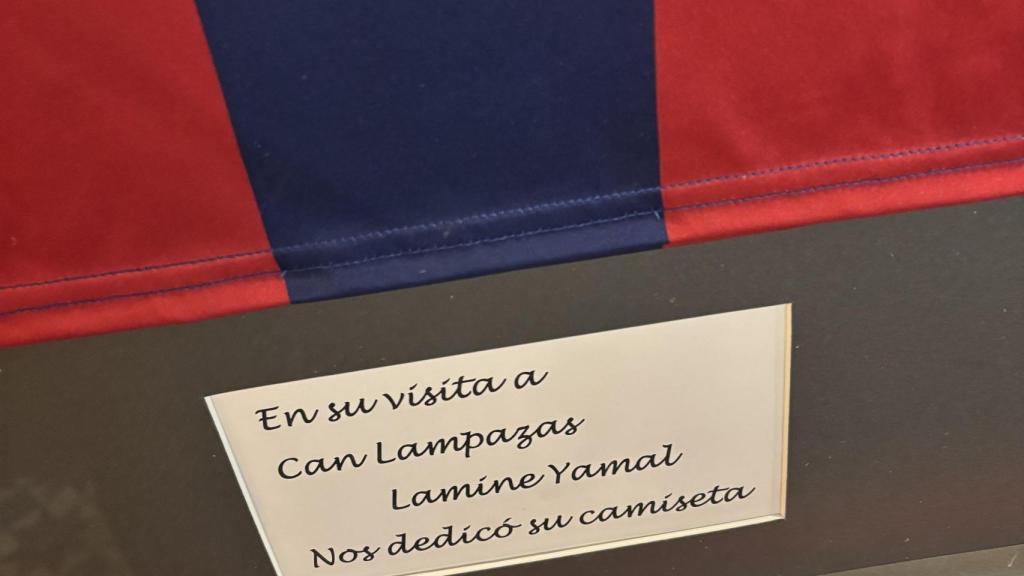 La camiseta firmada por Lamine Yamal con dedicatoria para la pulpería Can Lampazas