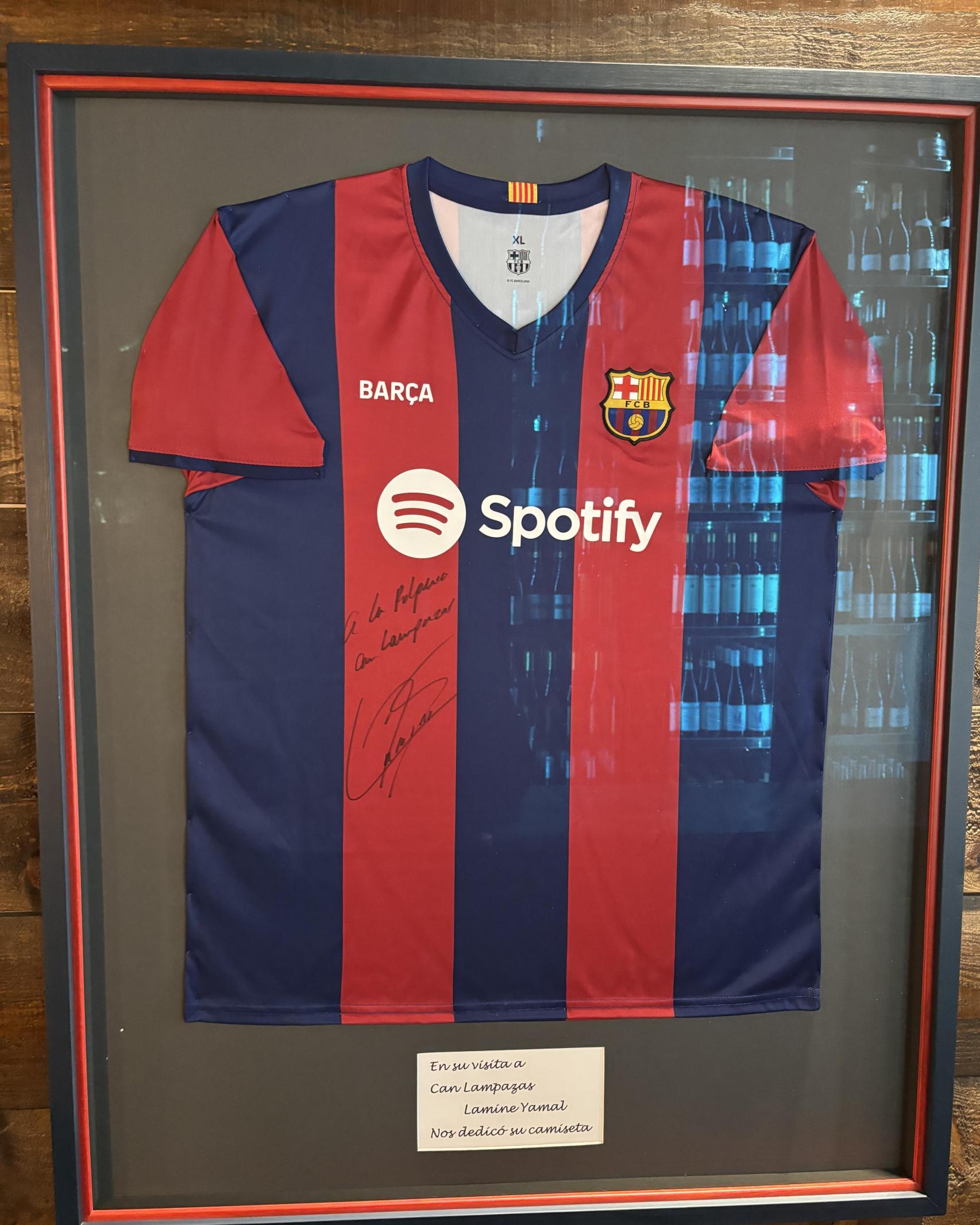 La camiseta del Barça firmada por Lamine Yamal, con dedicatoria para la pulpería Can Lampazas