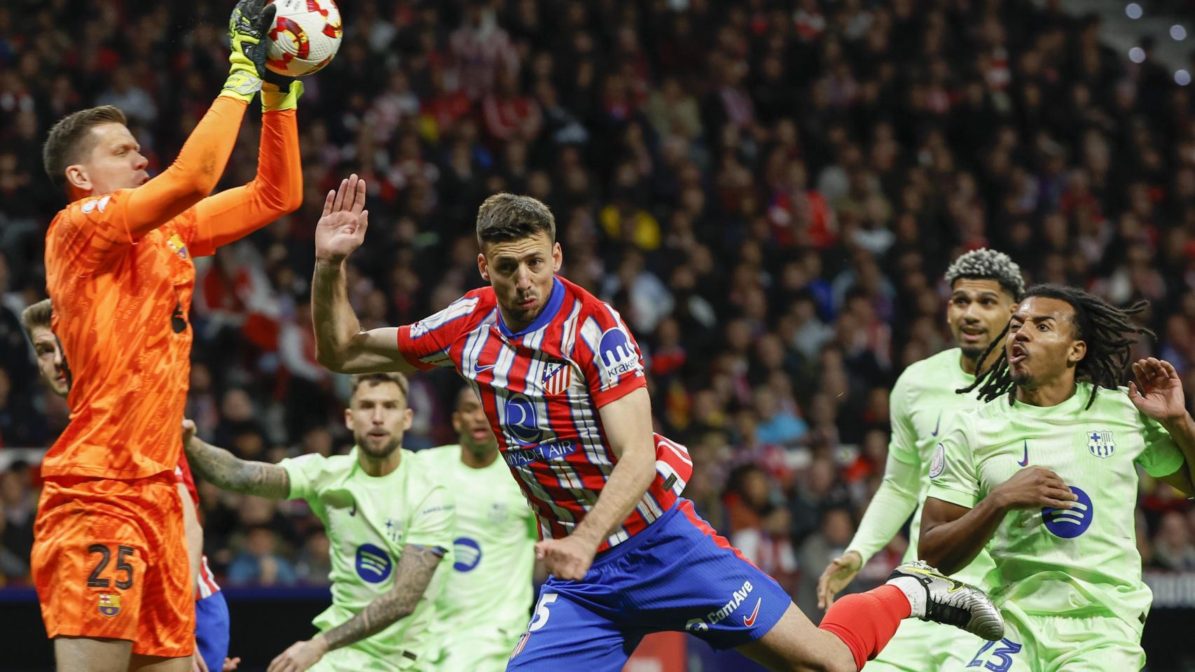 Wojciech Szczesny atrapa el balón ante el intento de remate de Clément Lenglet, durante el Atlético-Barça