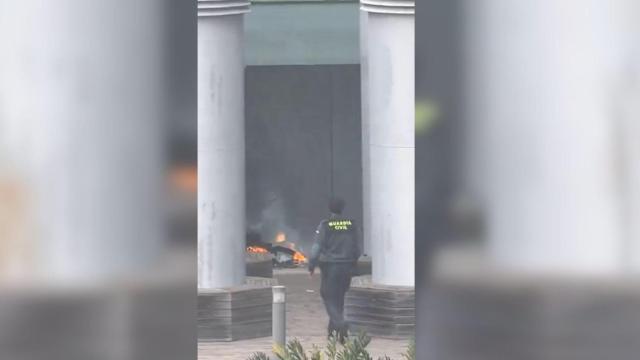 Un incendio en el Aeropuerto de Barcelona deja una columna de humo que obliga a confinar a los pasajeros