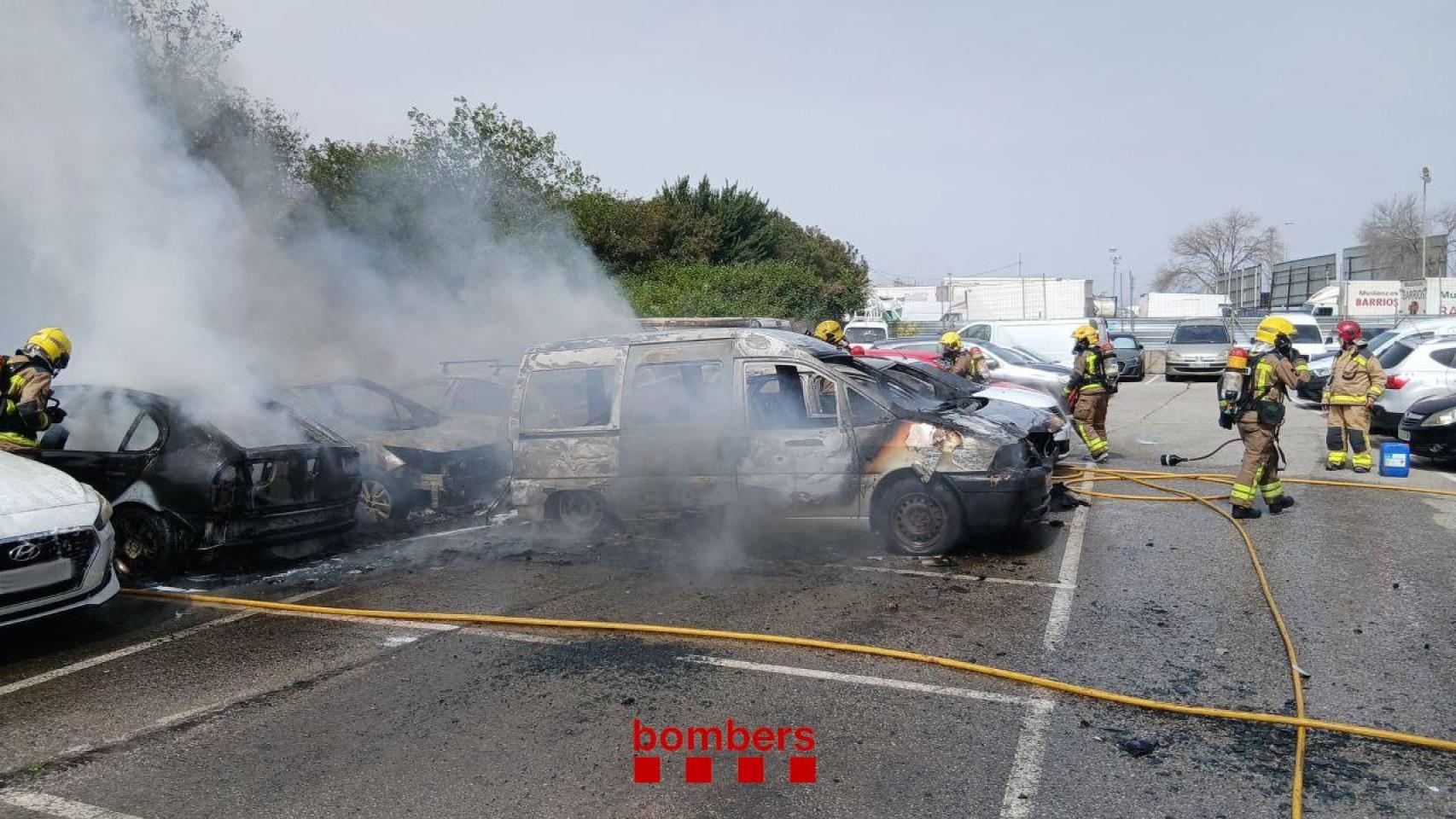 Los Bombers de la Generalitat extinguen el fuego que ha calcinado varios vehículos en l'Hospitalet
