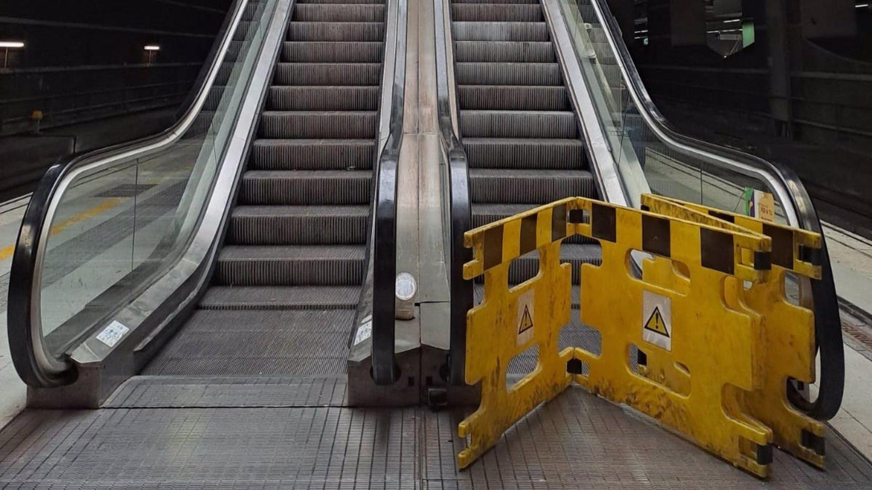 Escaleras mecánicas en la estación de El Prat de Llobregat