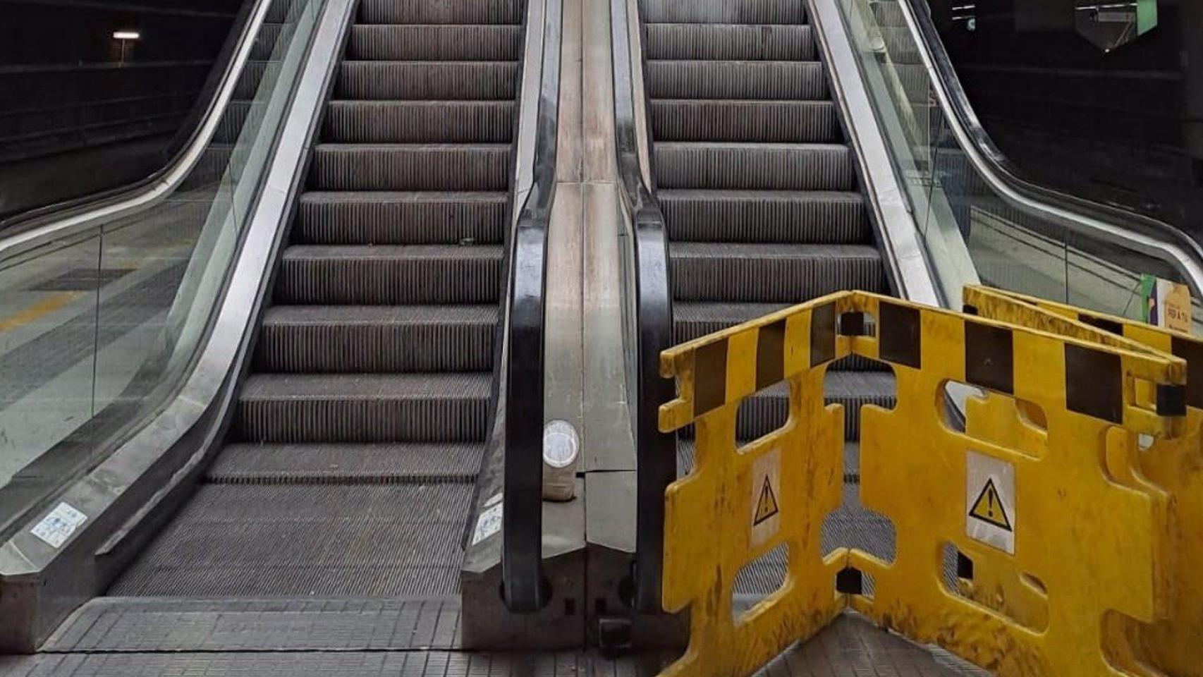 Escaleras mecánicas en la estación de El Prat de Llobregat