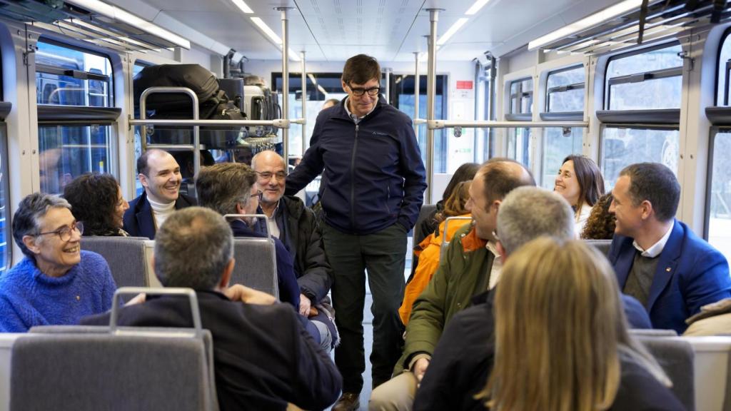 El presidente de la Generalitat de Cataluña, Salvador Illa, a bordo del tren cremallera habla con sus consellers mientras se dirigen al II Encuentro del Govern, que se celebra en la Vall de Núria los días 4 y 5 de abril, dos jornadas de trabajo fuera del Palau de la Generalitat, después de la que tuvo lugar en el Monasterio de Poblet el pasado mes de agosto