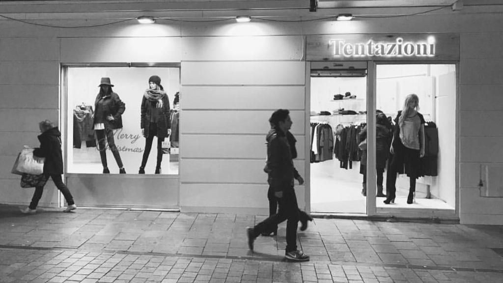 Transeúntes pasan por delante de una tienda de Tentazioni