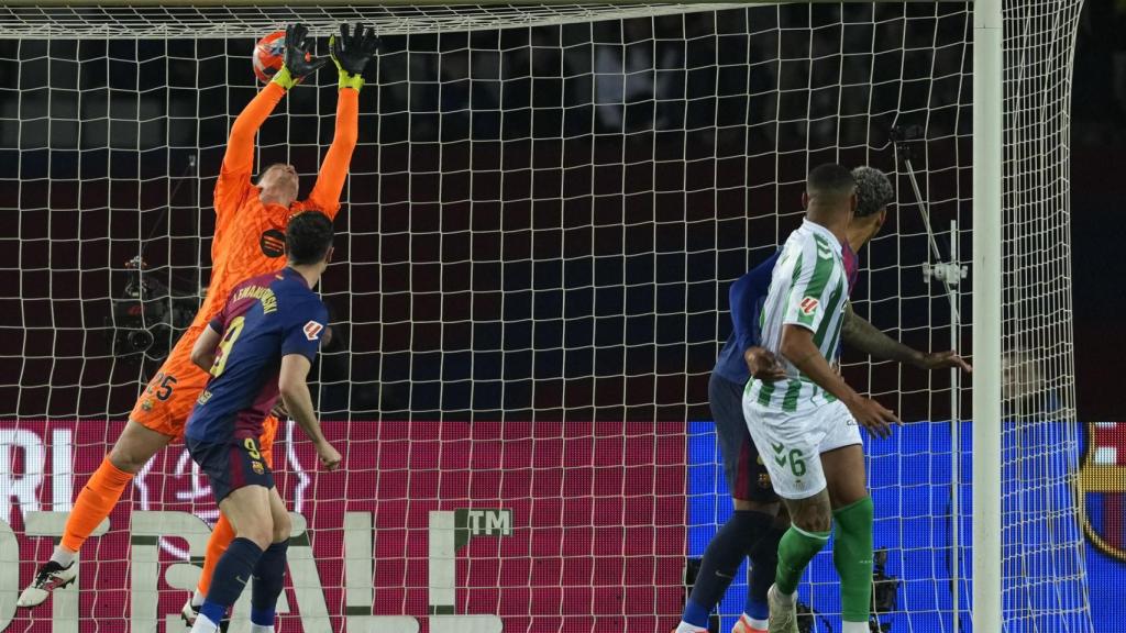 Natan marca el gol de l'empat del Betis contra el Barça després d'avançar-se a Ronald Araujo