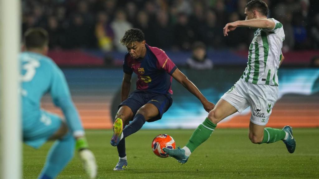 Perraud frena una internada de Lamine  Yamal