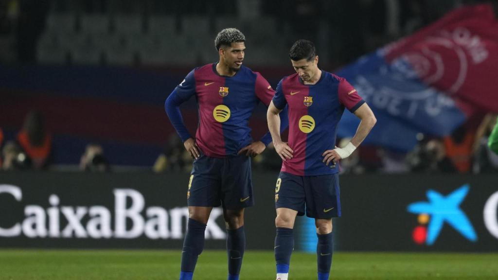 Araujo y Lewandowski, cabizbajos ante el Betis