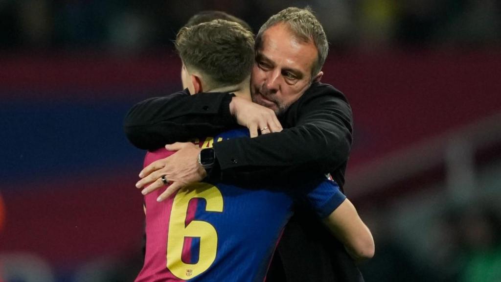 El abrazo de Gavi y Hansi Flick tras marcar contra el Betis