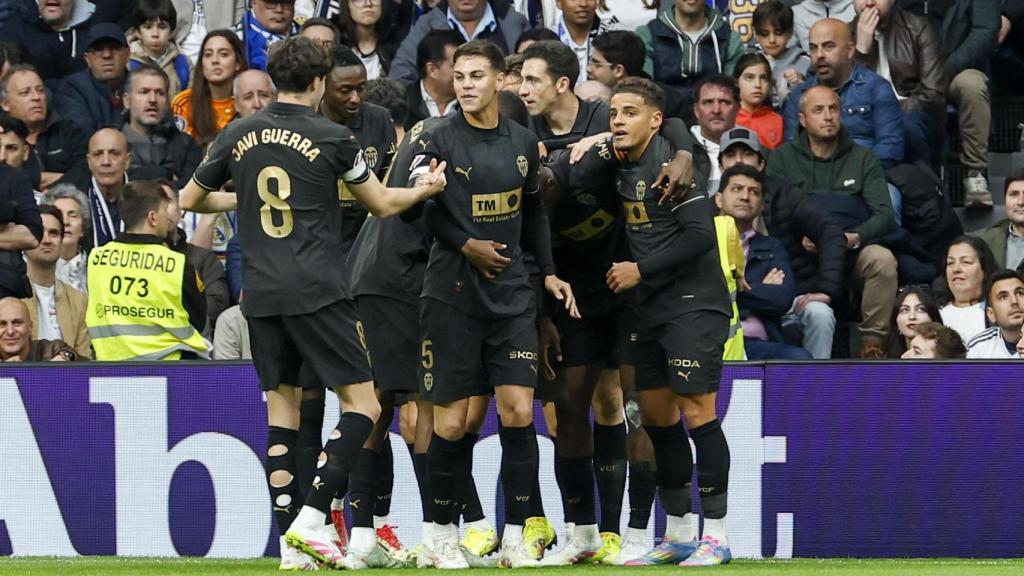 Los jugadores del Valencia CF celebran el gol de Mouctar Diakhaby contra el Real Madrid