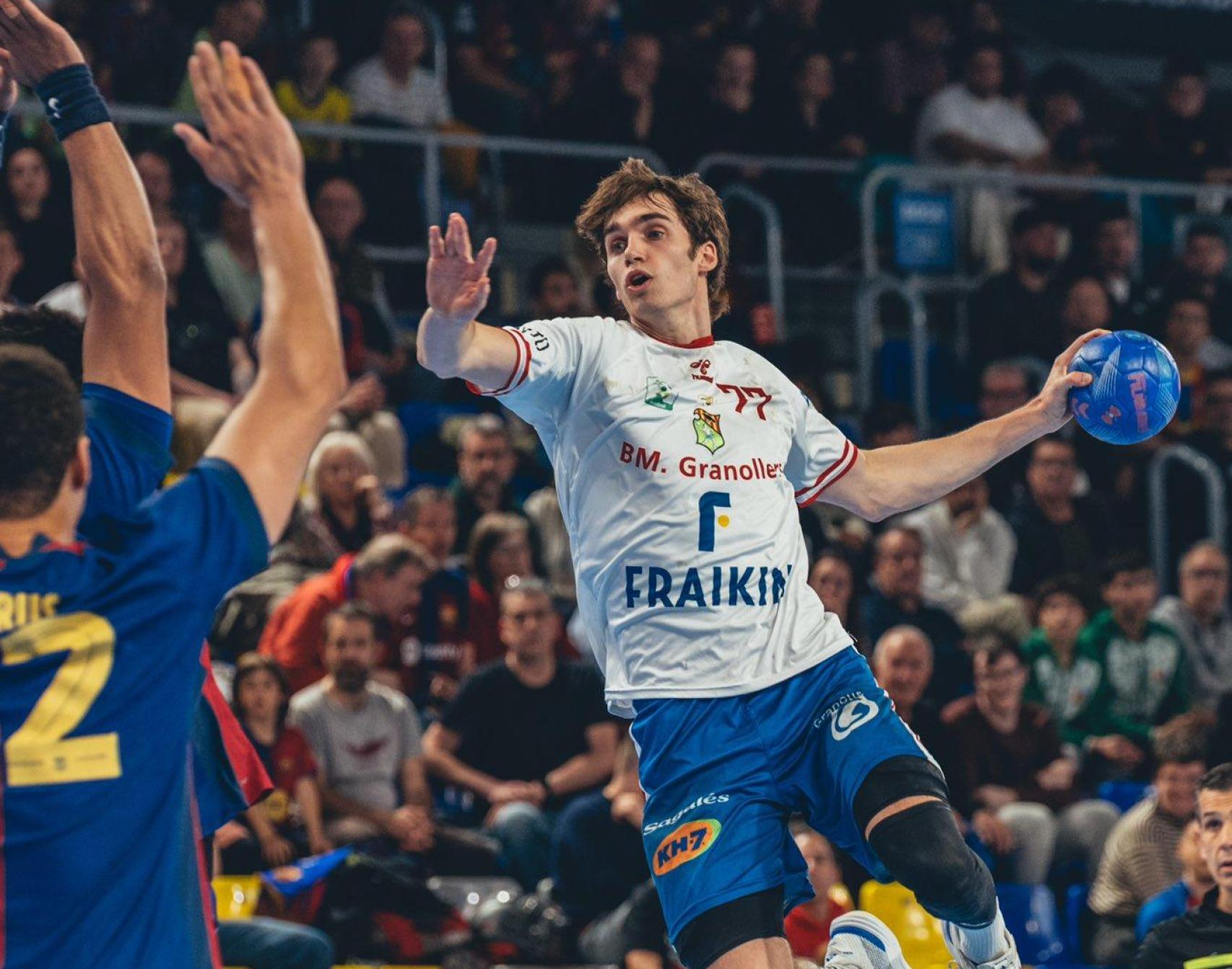 Pablo Urdangarín lanza a portería en el derbi Barça de balonmano-Granollers