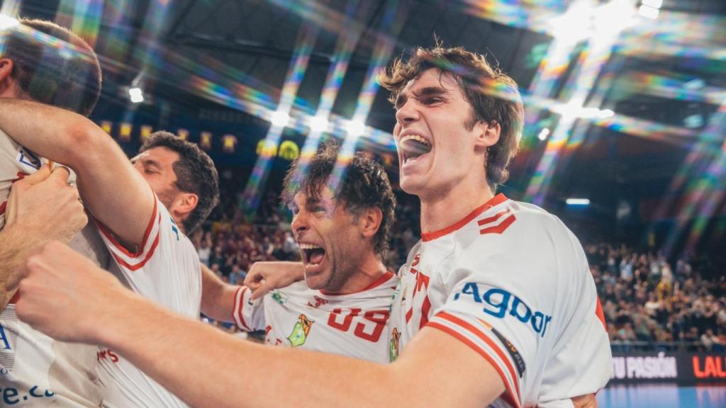 Antonio García y Pablo Urdangarín festejan el triunfo del Granollers en el Palau Blaugrana