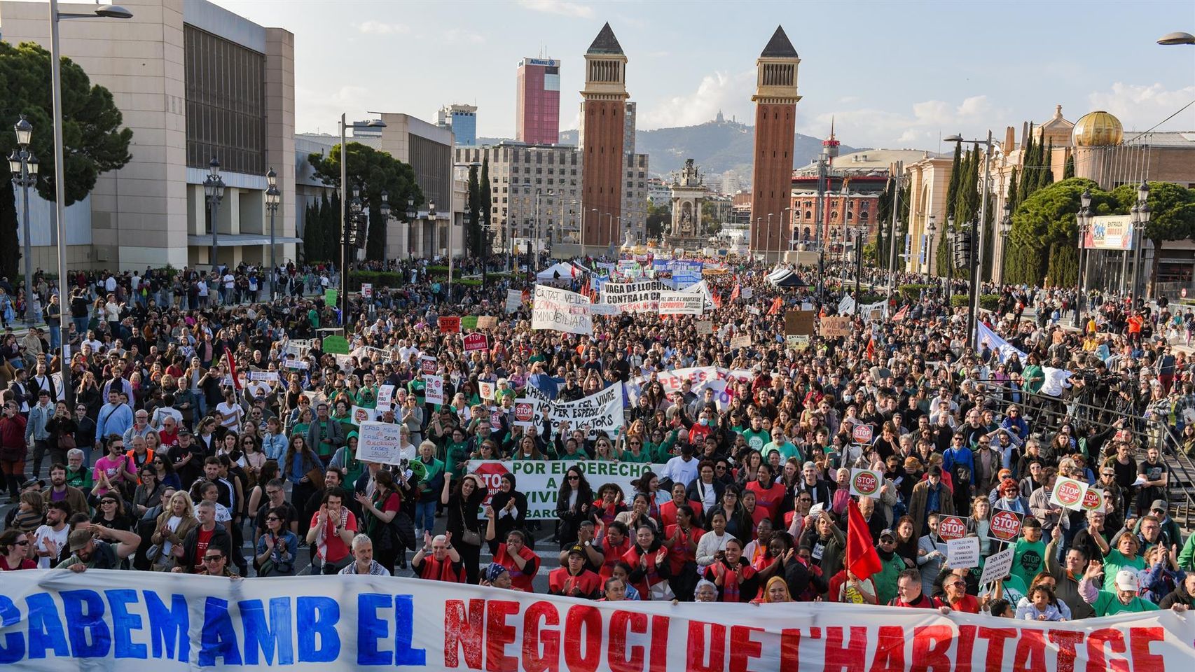 Miles de personas salen a la calle en Barcelona contra el precio de los ...