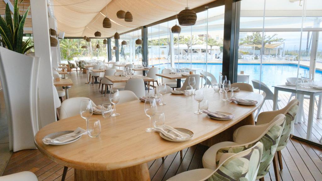 Sala amb vistes a la piscina del restaurant CBC, a Castelldefels
