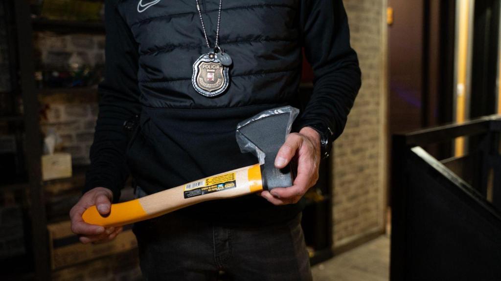 Las dos hachas intervenidas en el bar A8 de Badalona