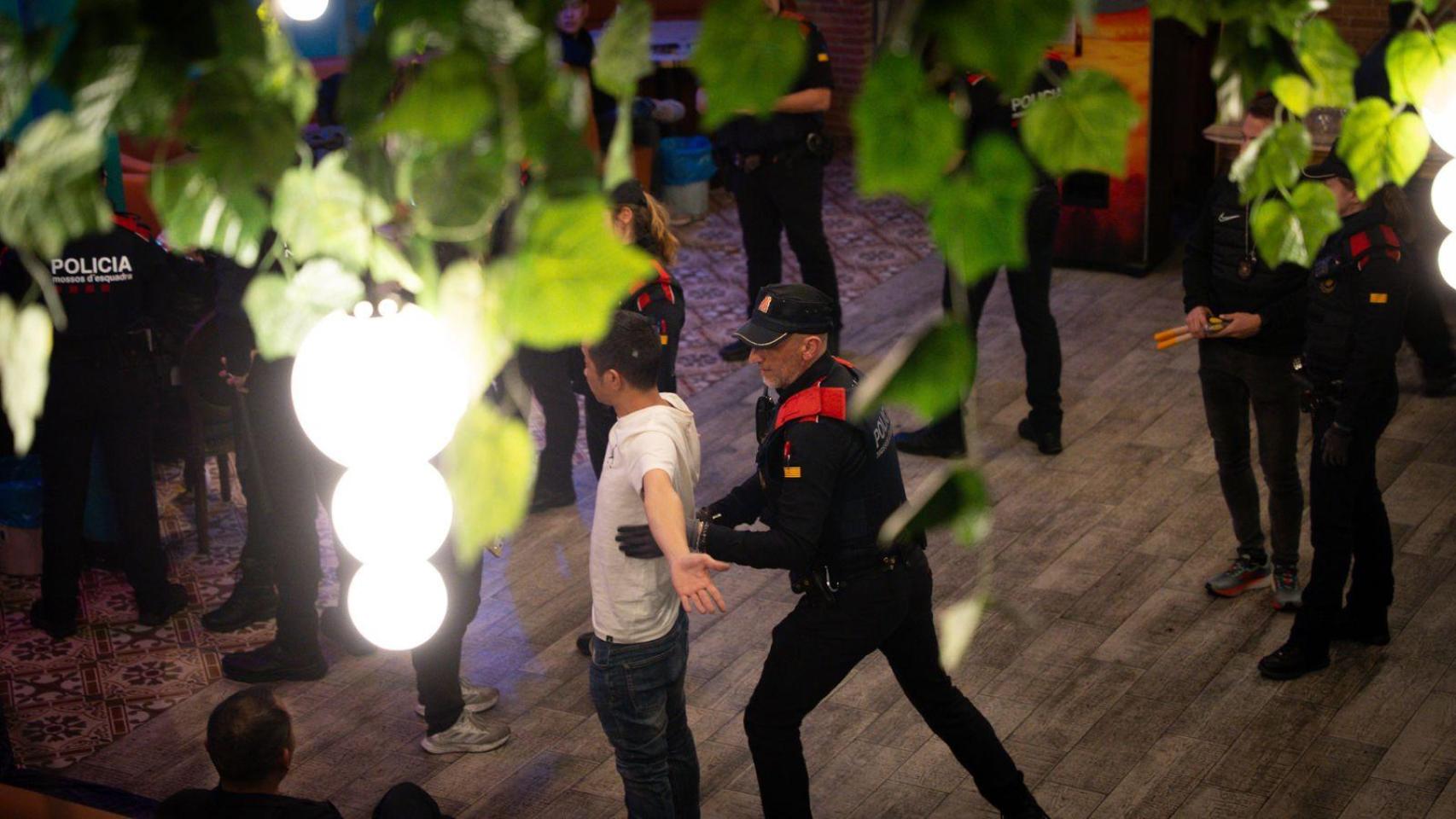 Un detenido en un bar karaoke chino durante un 'Pla Kanpai' en Badalona