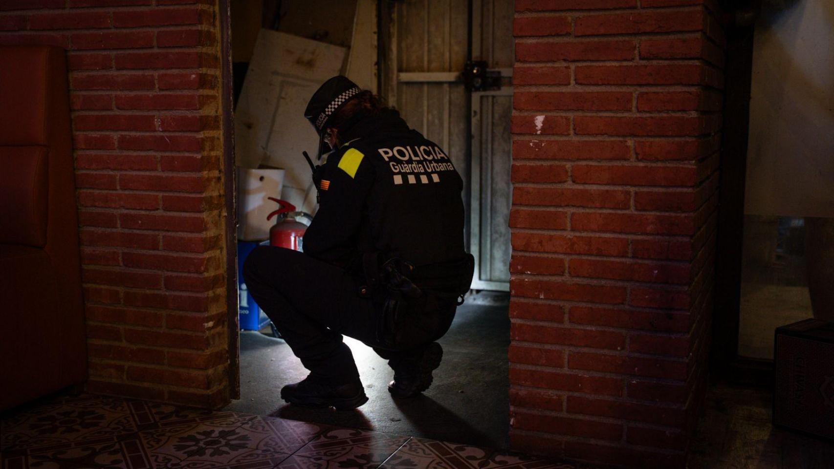 Un agente de la Guardia Urbana de L’Hospitalet de Llobregat