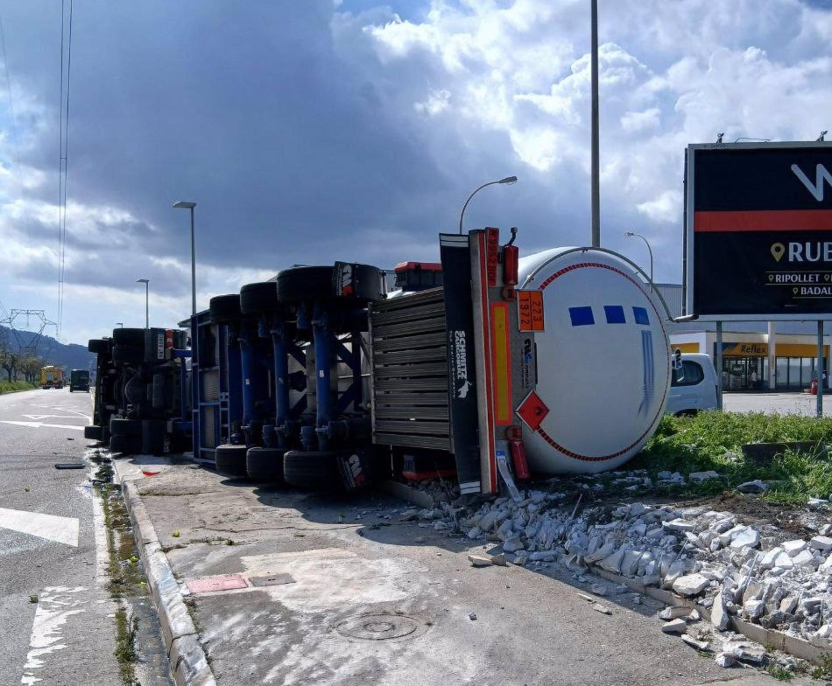Camió bolcat en una gasolinera a Molins de Rei