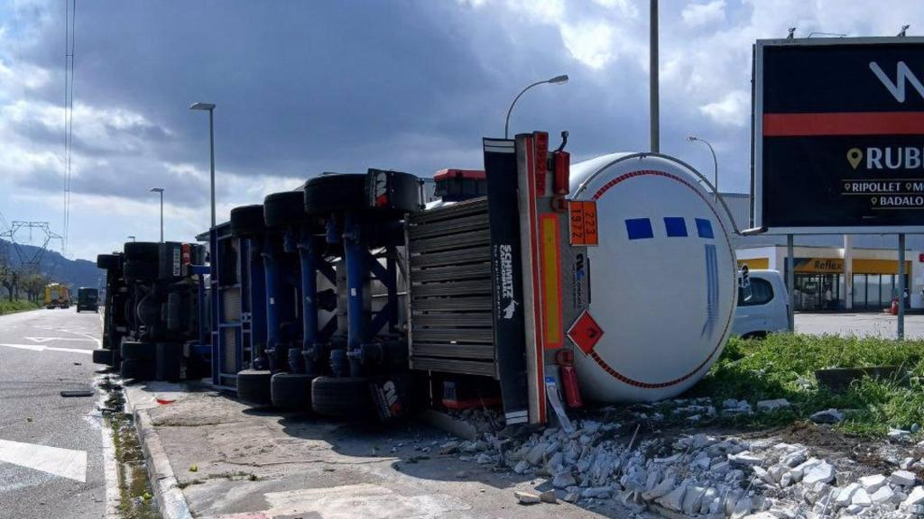 Camión volcado en una gasolinera en Molins de Rei