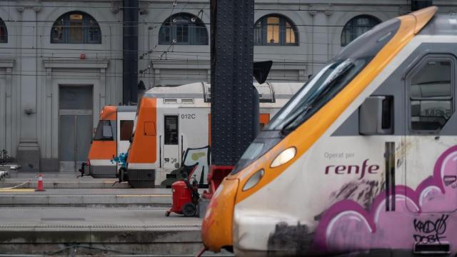 Varios trenes en la estación de Francia, donde opera Rodalies, a 21 de febrero de 2025, en Barcelona