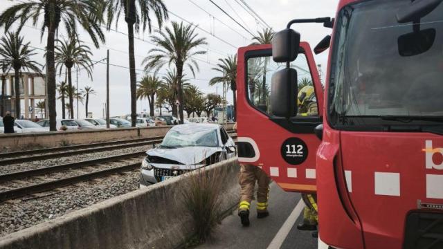 Un coche caído en la vía provoca retrasos en dos líneas de Rodalies