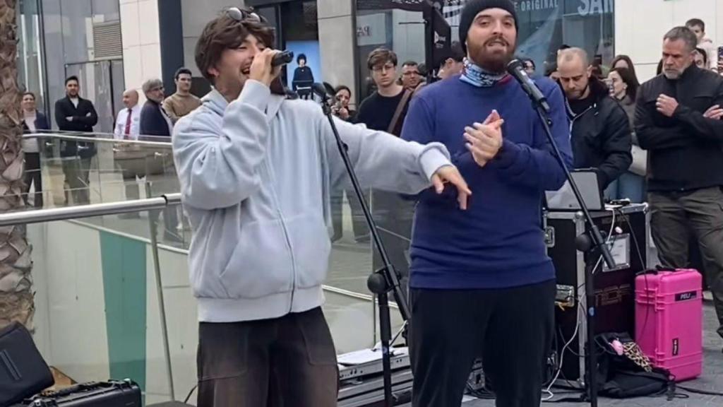 El cantante Feid ofrece un concierto callejero con Ibai Llanos en Glòries