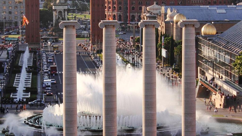 Imatge d'arxiu de l'avinguda Reina Maria Cristina amb la font de Montjuïc en funcionament