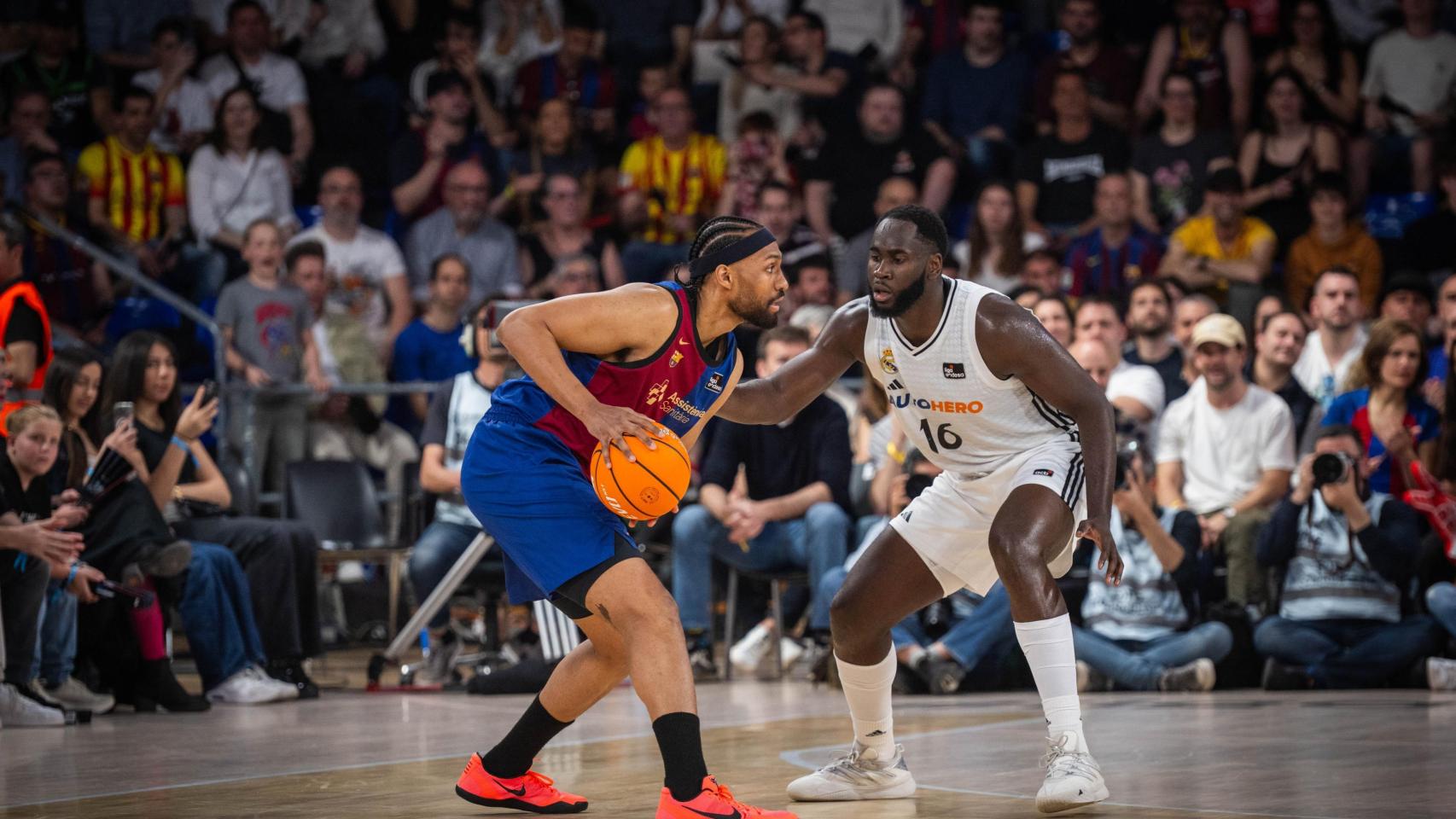Jabari Parker maneja el balón ante Usman Garuba en el clásico Barça de basket-Real Madrid