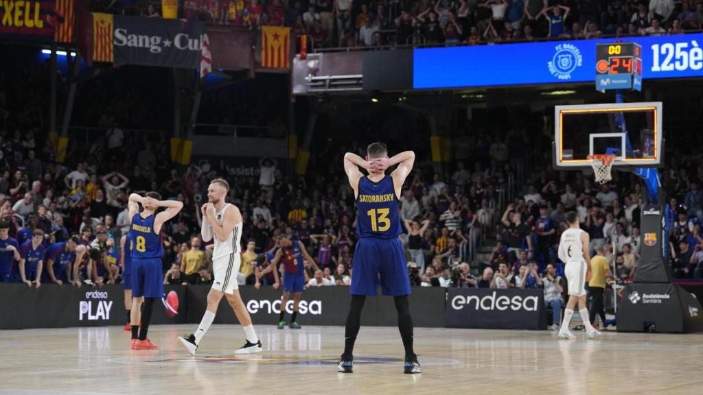 Los jugadores del Barça de basket lamentan la derrota contra el Real Madrid en el Palau Blaugrana