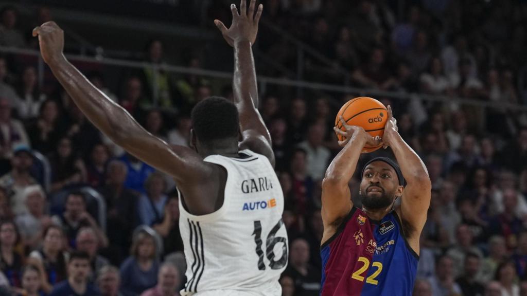 Jabari Parker lanza a canasta, defendido por Usman Garuba en el Barça de basket-Real Madrid
