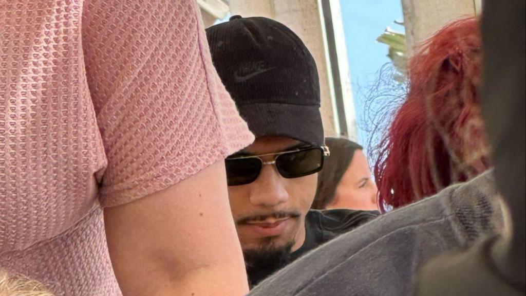 Ronald Araújo menjant al xiringuito Chalito de Castelldefels