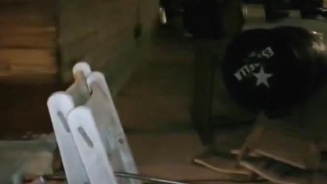 VÍDEO: Un hombre destroza la terraza de un bar del paseo Marítim de Badalona